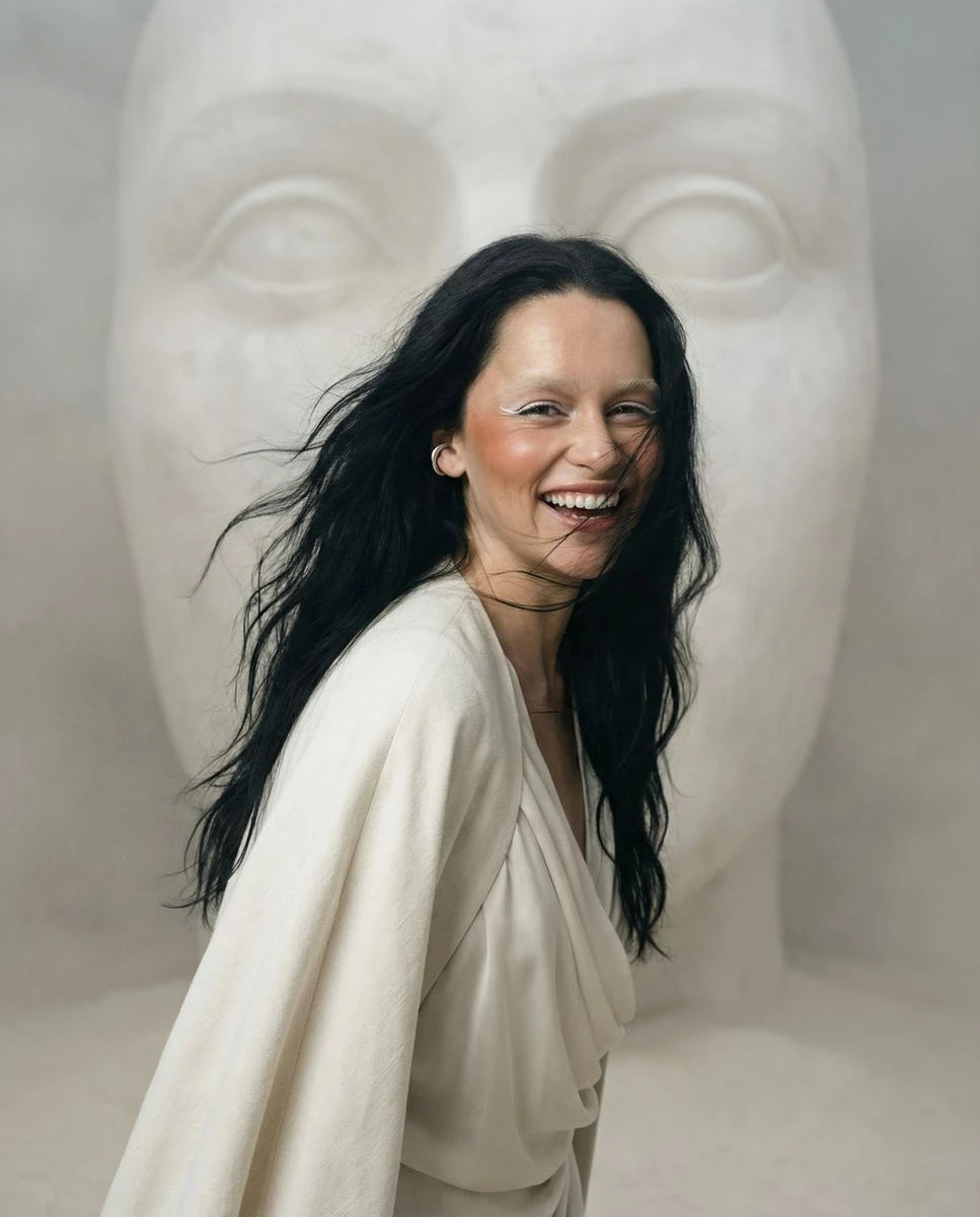 vibe_title_en": "A Sudden Laugh Amidst the Time-Frozen Sandstone Sculptur...