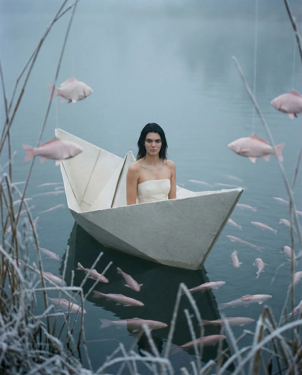 vibe_title_en": "The Stoic Ghost Floating In The Origami Sea",