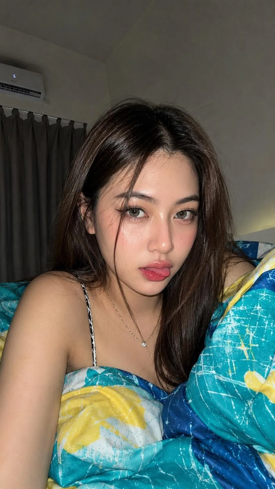 Realistic Southeast Asian Woman Selfie - Image prompt preview